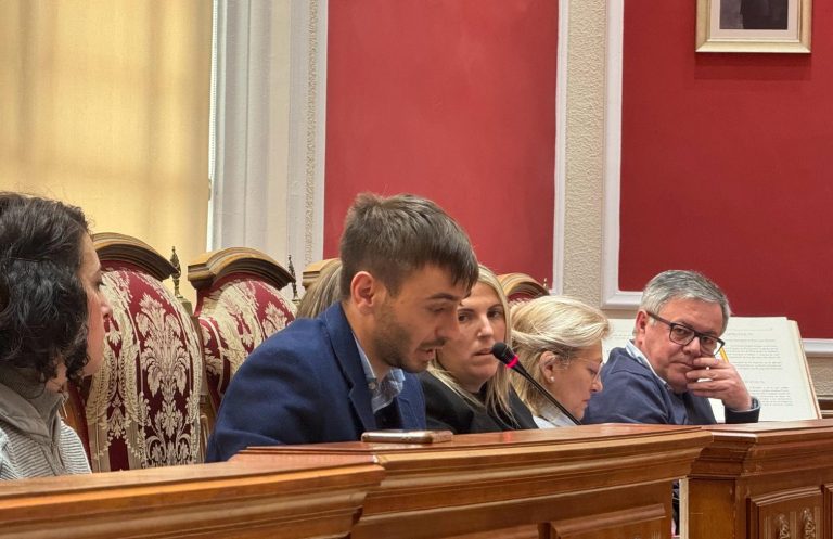 El Pleno rechaza la prórroga de un contrato del servicio de estacionamiento limitado de vehículos bajo control horario