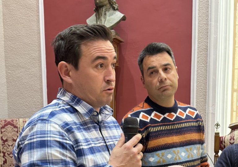 Un grupo de padres preocupados por seguridad en los aledaños de Casa de la Cultura