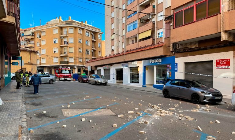 El temporal de viento causa desprendimientos en la calle Dr. Cerdá Martí de Hellín