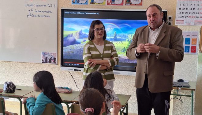 El consejero de Agricultura anuncia continuidad de programas escolares en Hellín