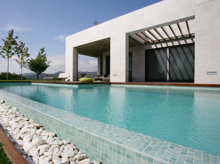 ¿Qué material elegir para el revestimiento de la piscina?
