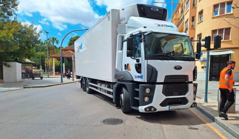 Un camión averiado interrumpe el tráfico en la Gran Vía