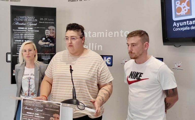 Almudena Fajardo inaugura el primer Campeonato de Dardos “Ciudad de Hellín”