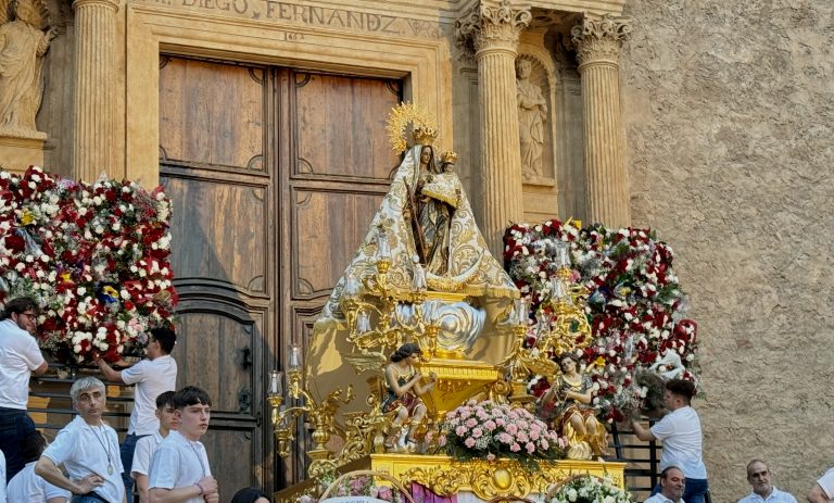 Ofrenda floral a la Virgen del Rosario