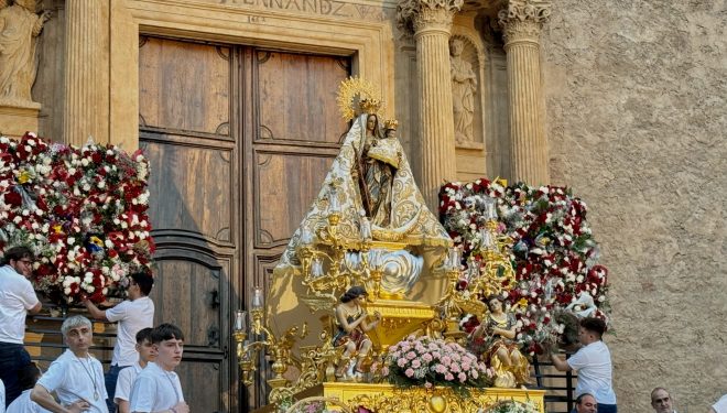 Ofrenda floral a la Virgen del Rosario