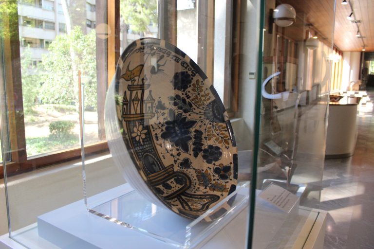 Una zafa de loza de Hellín enriquece la colección del Museo Provincial de Albacete