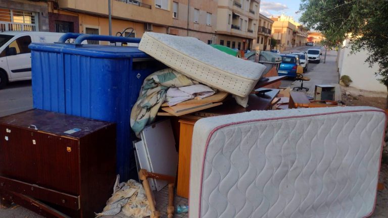 La Policía Local de Hellín multa a un ciudadano por usar la vía pública como vertedero