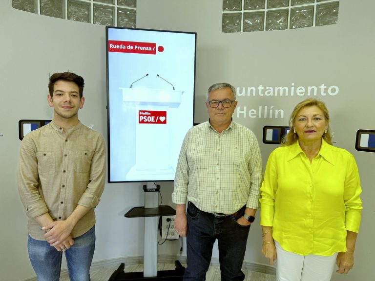 Ramón García orienta a Manuel Serena sobre la aprobación del Presupuesto Anual