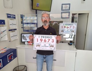 La administración Unamuno entrega el primer premio del sorteo de Lotería del Jueves