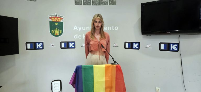 Hellín recibe a las actrices Geena Román y Chloe Santiago en el Orgullo 2024