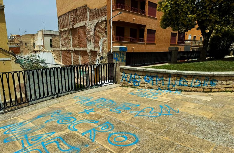 Los actos de vandalismo en el Jardín del Tamborilero de Hellín generan reforzamiento de medidas de vigilancia