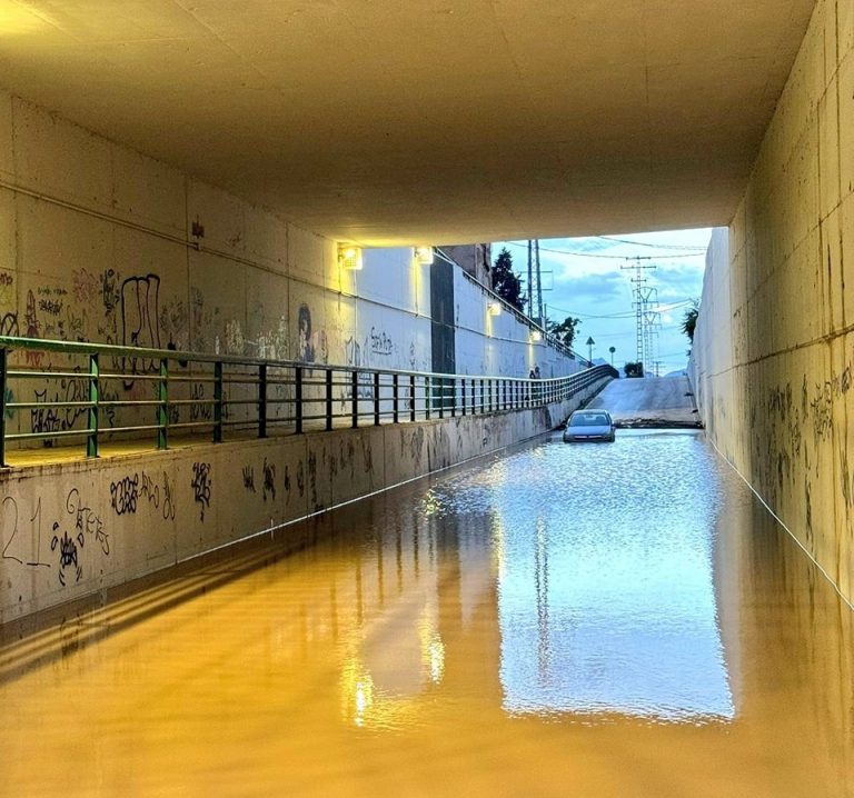 Rescatadas 4 personas del interior de un vehículo en Hellín debido a las lluvias