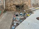 Acumulación de basura en el paseo de la Estación de Hellín