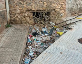 Acumulación de basura en el paseo de la Estación de Hellín