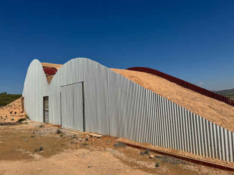 “More a Mora” el curioso proyecto artístico cercano Torre Uchea en pausa