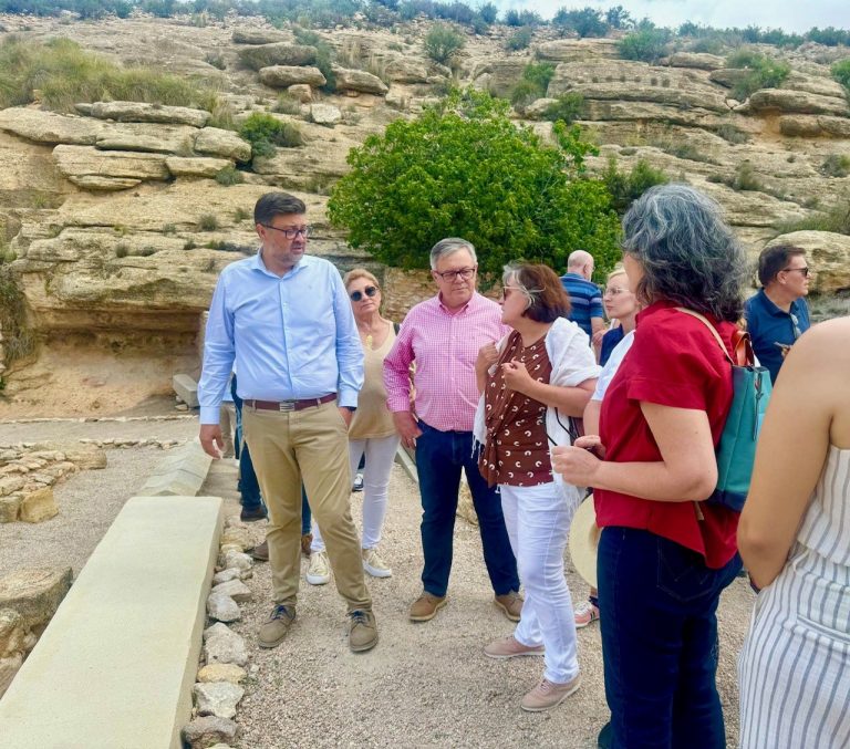 El consejero de Educación, Cultura y Deportes Amador Pastor visita el Parque Arqueológico del Tolmo de Minateda