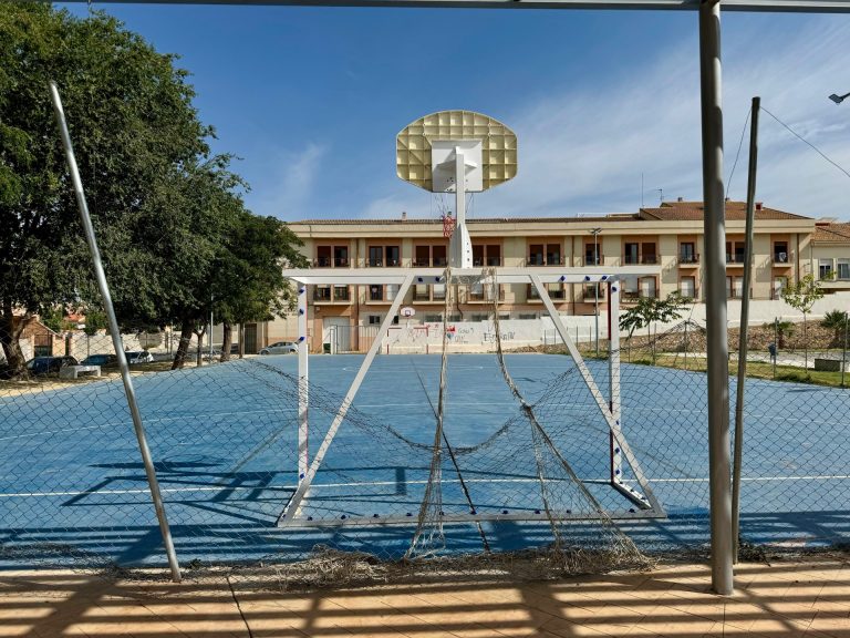 El Ayuntamiento de Hellín deja en el abandono el Centro de Deporte Urbano de la Piscina La Rivera