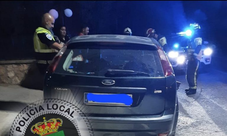 Impactante accidente cerca del “Club de Tenis” con una conductora atrapada y herida tras salirse de la vía