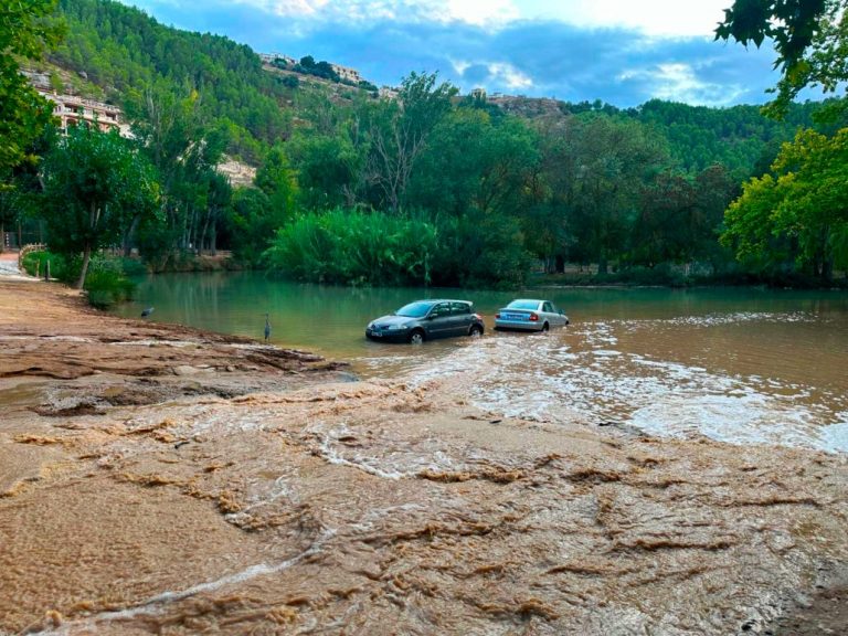 Los bomberos de Hellín intervendrán en el rescate de vehículos arrastrados por la riada en Alcalá del Júcar