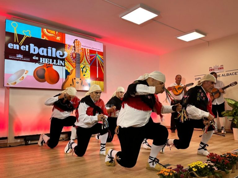Los Danzantes de Isso protagonizan el folklore en la Feria de Albacete, con Hellín como estandarte cultural
