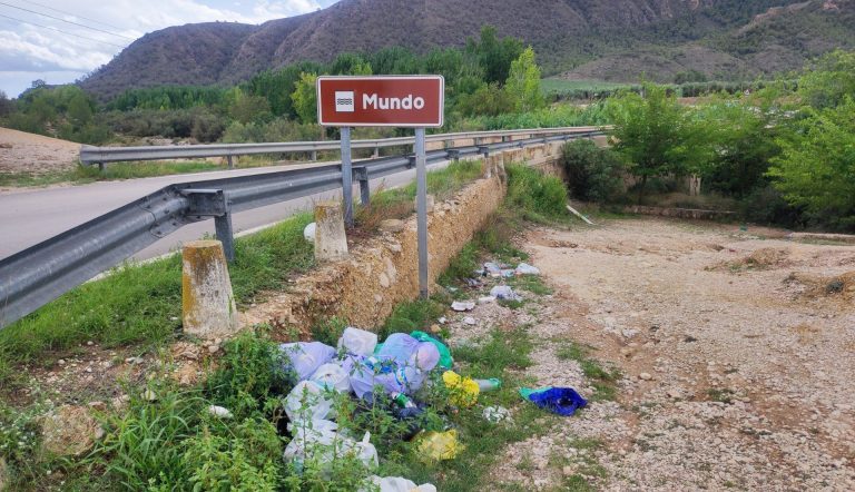 El lamentable estado de la zona recreativa del Río Mundo a su paso por Agramón