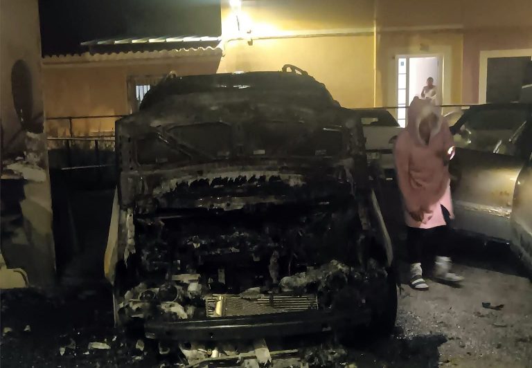 Un incendio en plena madrugada arrasa un coche en el barrio de San Rafael