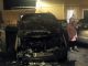 Un incendio en plena madrugada arrasa un coche en el barrio de San Rafael