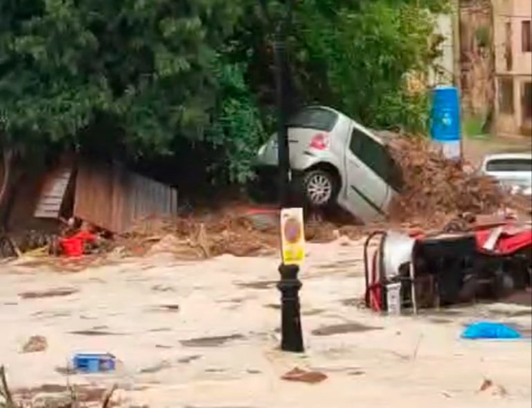 Inundación en Letur tras una intensa DANA anega el casco antiguo y arrastra vehículos