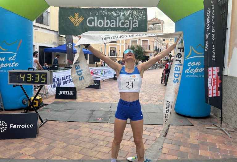 Eva Moreno se lleva la victoria en Carrera Popular de Liétor