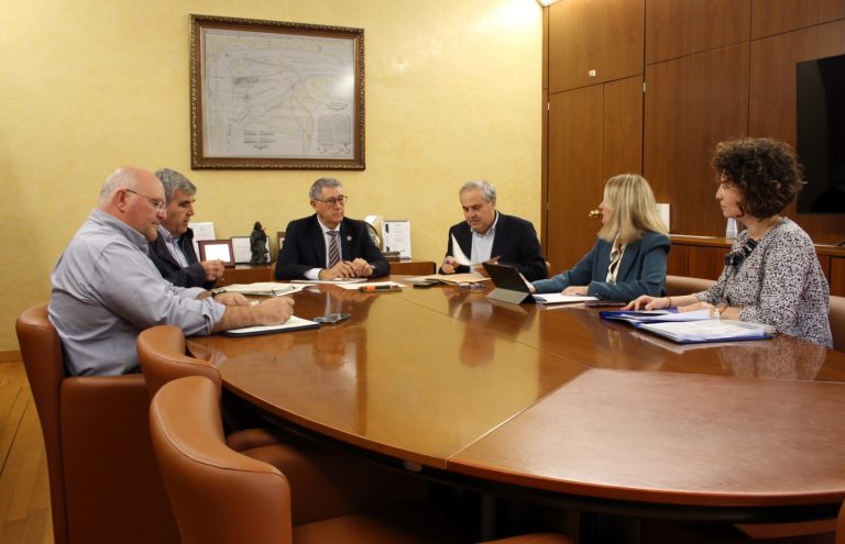 La Delegada provincial de Desarrollo Sostenible, Llanos Valero, interesada por el tema de los pozos de sequía