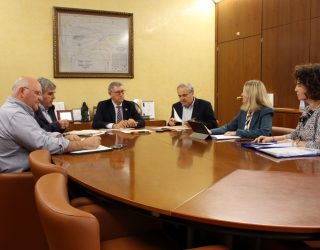 La Delegada provincial de Desarrollo Sostenible, Llanos Valero, interesada por el tema de los pozos de sequía