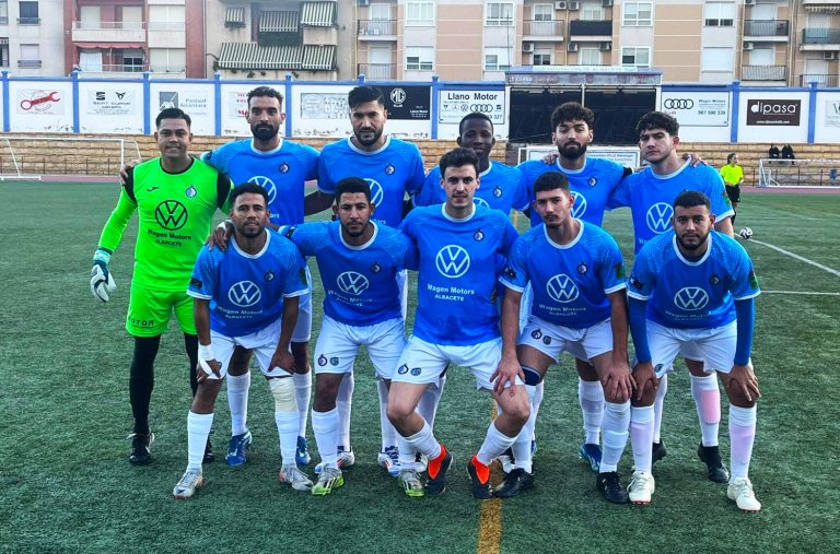 Hellín C.F. y Deportivo Barrax empatan 2-2 en un intenso duelo en Santa Ana