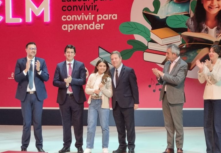 La hellinera Inés Sánchez Bleda, reconocida por su trayectoria académica y compromiso con la sostenibilidad