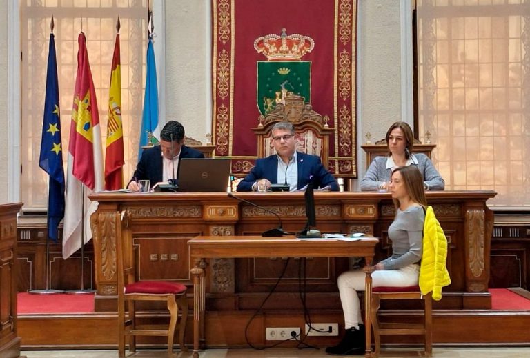 El PSOE insta al alcalde de Hellín a romper su pacto con Vox en un pleno marcado por la confrontación