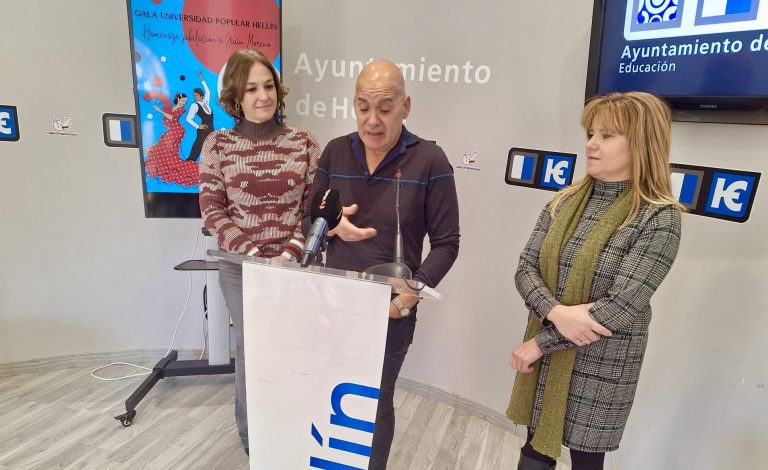Homenaje a Juan Moreno por 25 años de enseñanza de baile