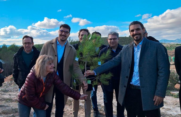 Hellín transforma el antiguo vertedero “Rincón de las Españas” en un bosque sostenible con la plantación de su primer árbol