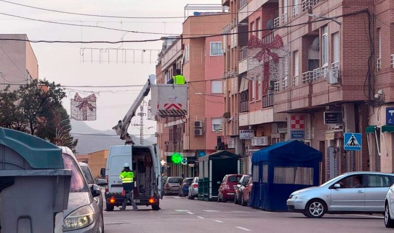 El PSOE de Hellín denuncia irregularidades en la instalación del alumbrado navideño