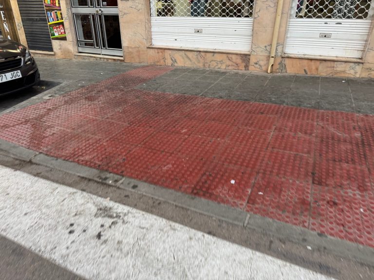 Brilla la Navidad en Hellín, pero no por la limpieza de sus calles
