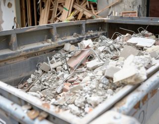 Primeras sanciones del año en Hellín por vertido de escombros y basura en la vía pública