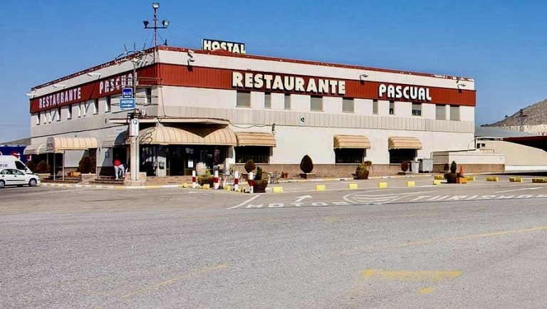 Se salva de un incendio saltando por la ventana en el Restaurante Pascual