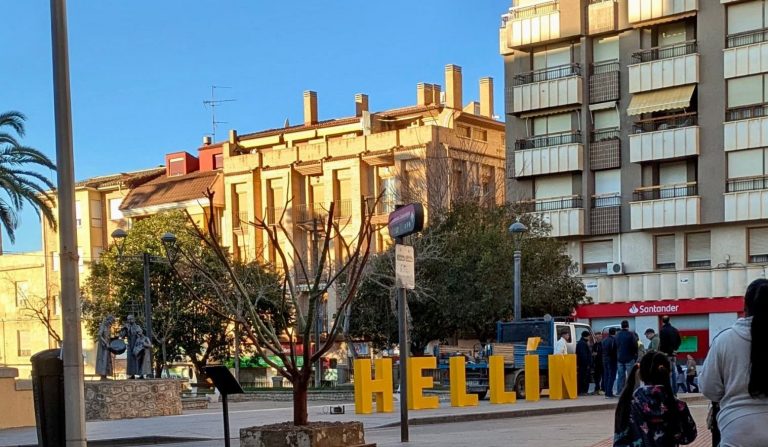 Hellín prueba un nuevo diseño de letras para su imagen urbana