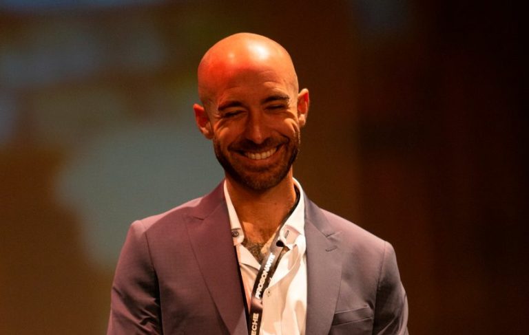 Javier Martos Pérez de los Cobos, presentador del Cartel de la Semana Santa de Hellín 2025