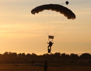 Procesados por homicidio imprudente dos oficiales por la muerte del sargento hellinero Rafael Gallart en un salto paracaidista