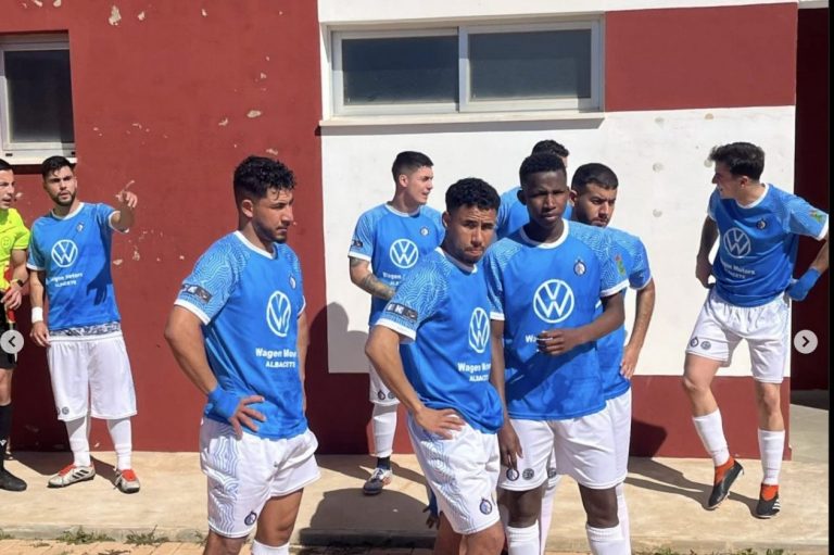 Derrota del Hellín C.F. en Casas Ibáñez (2-0), el liderato se aleja tras un duro revés
