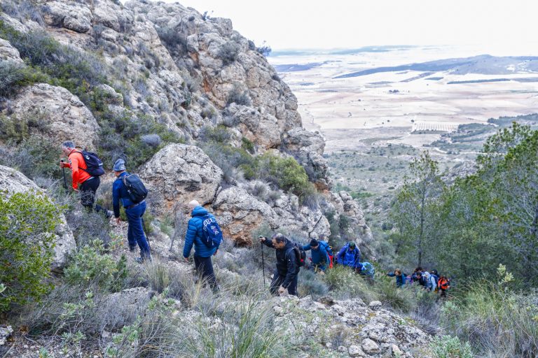 Ascenso al techo de los Campos de Hellín con la ruta de senderismo en Ontur