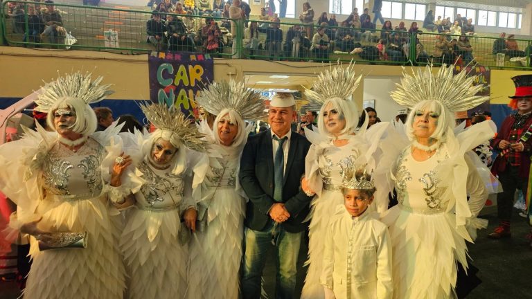 El Carnaval de Hellín desafía a la lluvia y estalla de color en el pabellón Adolfo Suárez