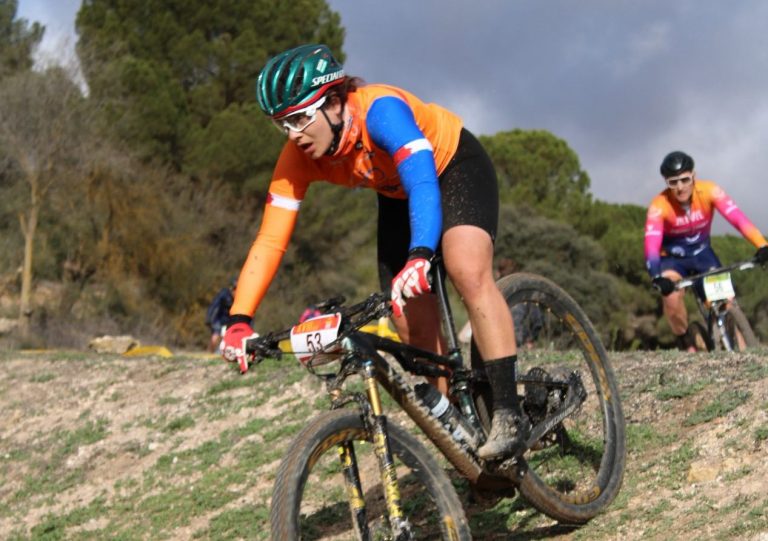 Fin de semana redondo para el ciclismo hellinero con exhibición de Lucía Navarro en Tarazona