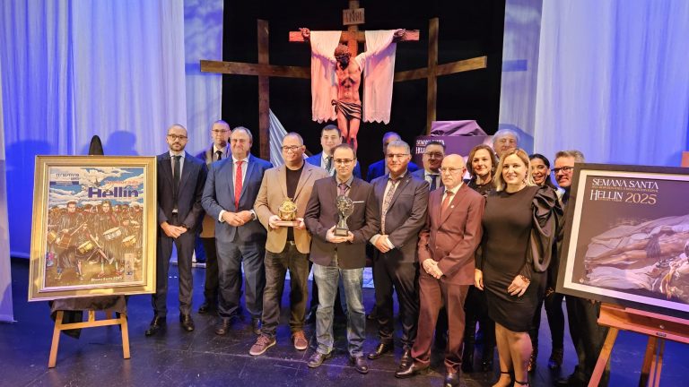 Hellín da el pistoletazo de salida a su Semana Santa con la presentación de los carteles y revistas de 2025