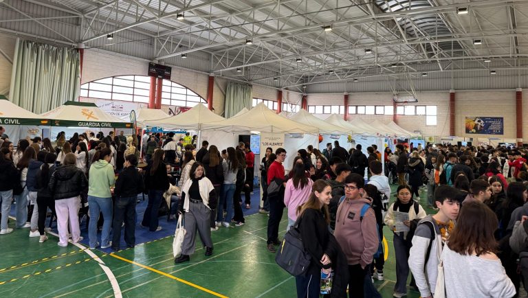Orienta-T 2025 guía a los jóvenes de Hellín en la elección de su futuro
