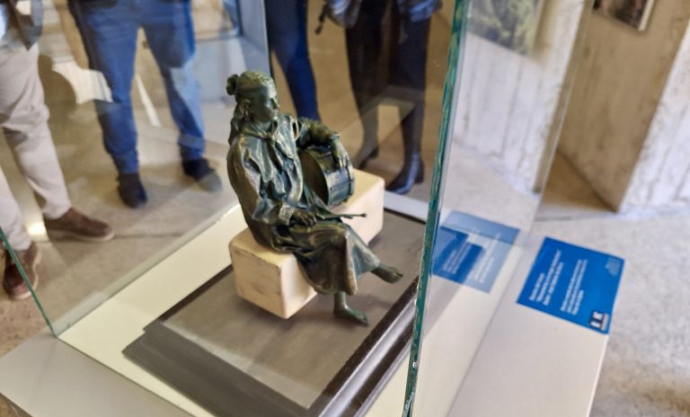 Presentado el boceto de la escultura de la mujer tamborilera